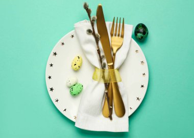 Yeşil arkaplanda Paskalya tablosu ayarları