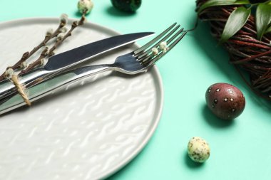 Yeşil arkaplanda Paskalya tablosu ayarları