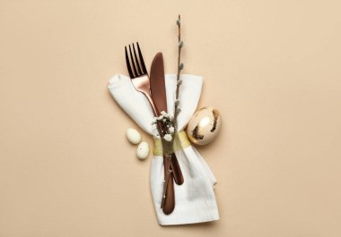 Bej arkaplanda Paskalya çatal bıçak takımı