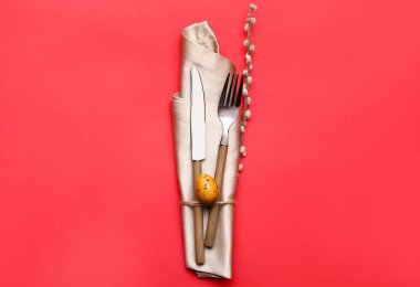 Kırmızı arkaplanda Paskalya çatal bıçak takımı
