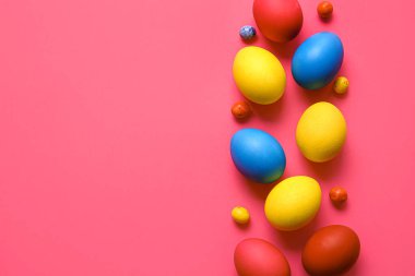 Renkli arka planda çok renkli Paskalya yumurtaları