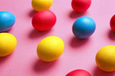 Renkli arka planda çok renkli Paskalya yumurtaları