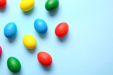 Renkli arka planda çok renkli Paskalya yumurtaları