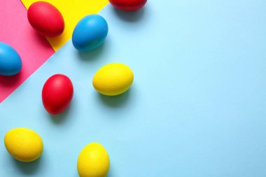Renkli arka planda çok renkli Paskalya yumurtaları