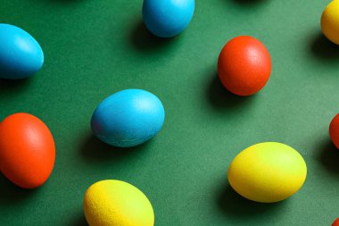 Renkli arka planda çok renkli Paskalya yumurtaları