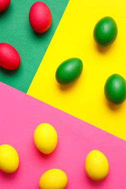 Renkli arka planda çok renkli Paskalya yumurtaları