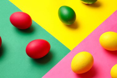 Renkli arka planda çok renkli Paskalya yumurtaları