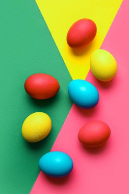 Renkli arka planda çok renkli Paskalya yumurtaları