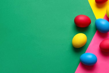 Renkli arka planda çok renkli Paskalya yumurtaları