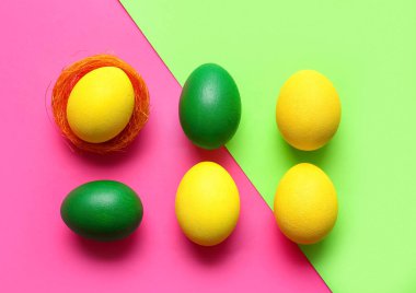 Arkaplanda yeşil ve sarı Paskalya yumurtaları