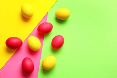 Arka planda kırmızı ve sarı Paskalya yumurtaları