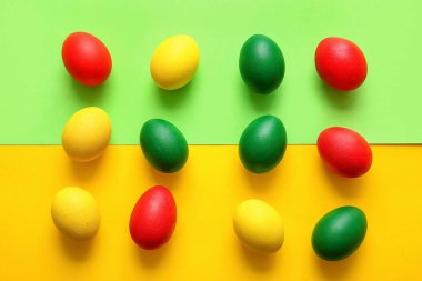 Renkli arka planda çok renkli Paskalya yumurtaları