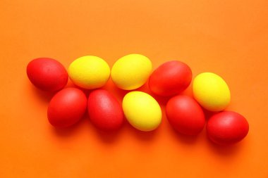 Arka planda kırmızı ve sarı Paskalya yumurtaları