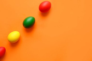 Renkli arka planda çok renkli Paskalya yumurtaları