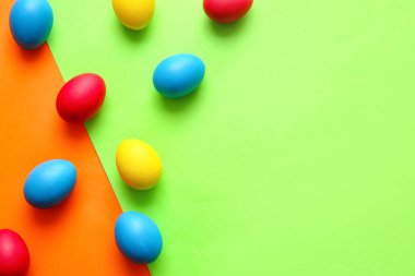 Renkli arka planda çok renkli Paskalya yumurtaları