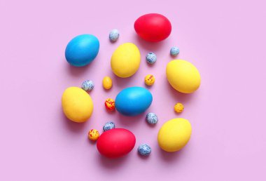 Renkli arka planda farklı boyanmış Paskalya yumurtaları