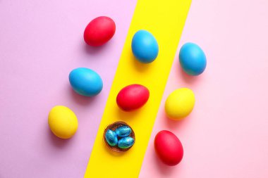 Renkli arka planda çok renkli Paskalya yumurtaları