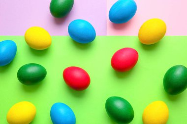 Renkli arka planda çok renkli Paskalya yumurtaları