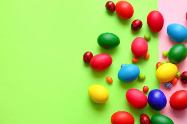 Renkli arka planda farklı boyanmış Paskalya yumurtaları