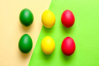 Renkli arka planda çok renkli Paskalya yumurtaları