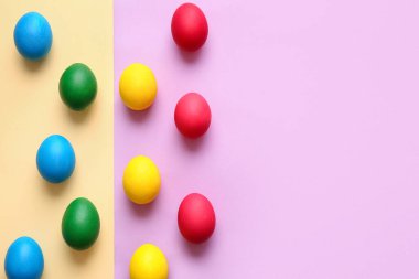 Renkli arka planda çok renkli Paskalya yumurtaları
