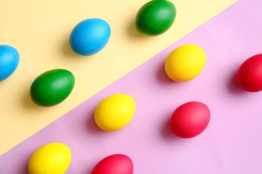Renkli arka planda çok renkli Paskalya yumurtaları
