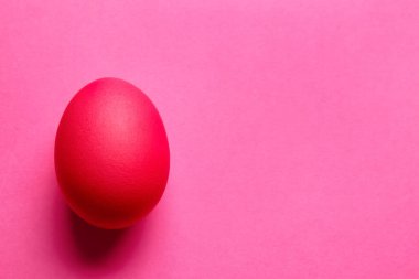 Kırmızı boyalı Paskalya yumurtası renk arkaplanı