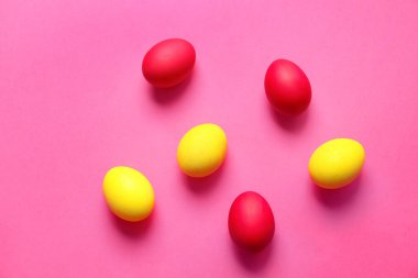 Arka planda kırmızı ve sarı Paskalya yumurtaları