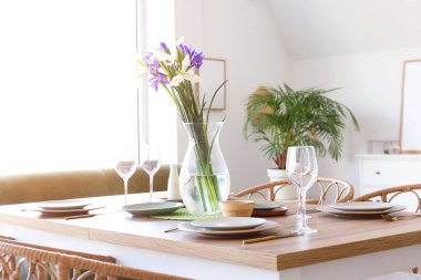 Uluslararası Kadınlar Günü kutlamaları için kurulmuş yemek masası ve güzel zambaklar.