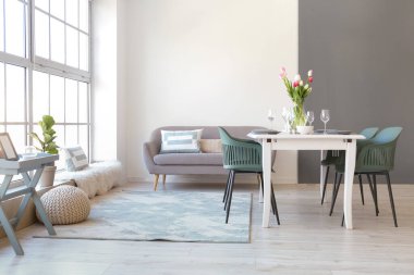 Uluslararası Kadınlar Günü kutlamaları için masalı şık bir odanın içinde.