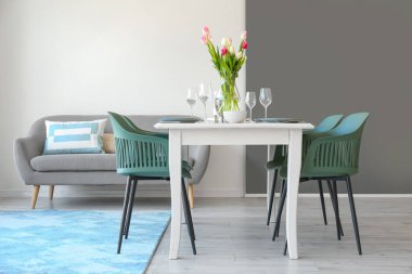 Uluslararası Kadınlar Günü kutlamaları için yemek masalı bir oda.