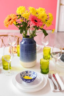Yemek odasında Uluslararası Kadınlar Günü kutlamaları için çiçekli güzel bir masa ve vazo.