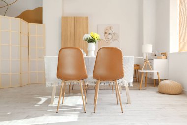 Uluslararası Kadınlar Günü kutlamaları için yemek masalı şık bir odanın içinde.