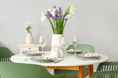 Uluslararası Kadınlar Günü kutlamaları için masalı yemek odası