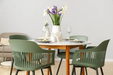 Uluslararası Kadınlar Günü kutlamaları için masalı yemek odası