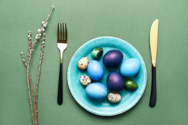 Yeşil arka planda Paskalya kutlaması için güzel bir masa.