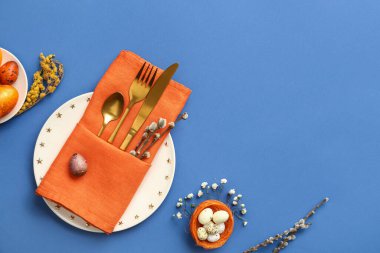 Mavi arka planda Paskalya kutlaması için güzel bir masa.