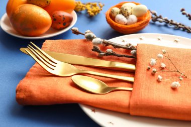 Mavi arka planda Paskalya kutlaması için güzel bir masa.