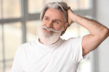 Yakışıklı, olgun, sakallı bir adamın portresi.