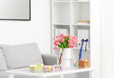 Paskalya arifesinde farklı boyalar ve yumurtalarla dolu bir masa.