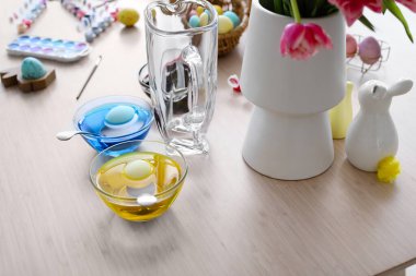 Evde Paskalya kutlaması için yumurta boyuyorum.