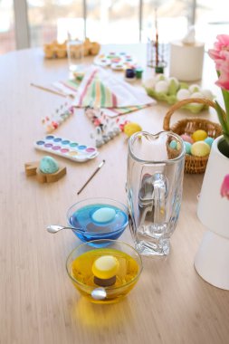 Evde Paskalya kutlaması için yumurta boyuyorum.