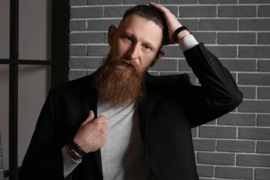 Karanlık odadaki yakışıklı sakallı adamın portresi.