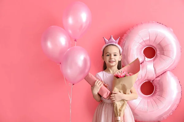 小女孩 带着礼物 一束郁金香和粉色背景的气球 国际妇女节庆祝活动 — 图库照片