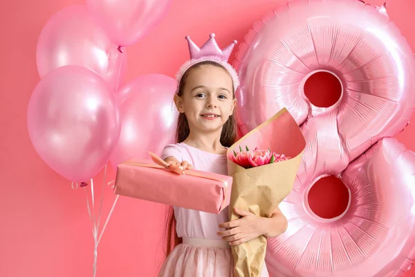 Dívka Dárkem Kyticí Tulipánů Balónků Růžovém Pozadí Mezinárodní Oslava Dne — Stock fotografie