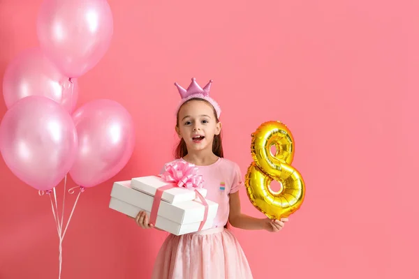 Pembe Arka Planda Balonları Hediyeleri Olan Küçük Bir Kız Uluslararası — Stok fotoğraf