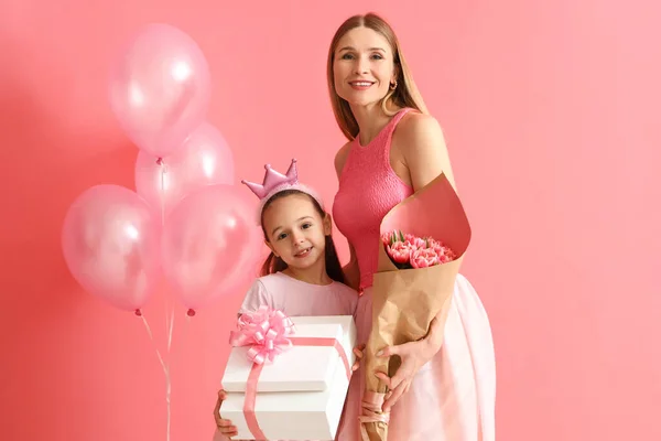 小女孩和她的妈妈 礼物和粉色背景的气球 国际妇女节庆祝活动 — 图库照片