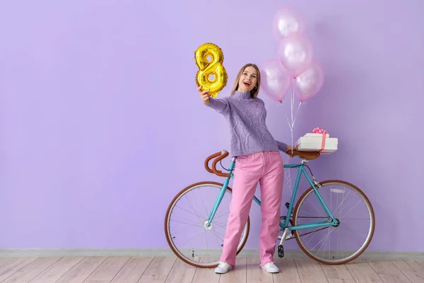 Mooie Vrouw Met Fiets Geschenkdozen Ballonnen Buurt Van Lila Muur — Stockfoto