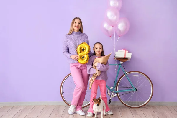 Klein Meisje Met Haar Moeder Schattige Hond Fiets Geschenken Buurt — Stockfoto