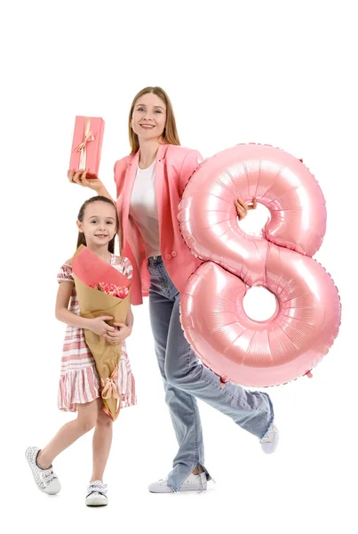 Annesiyle Birlikte Küçük Bir Kız Hediyeler Balon Beyaz Arka Planda — Stok fotoğraf